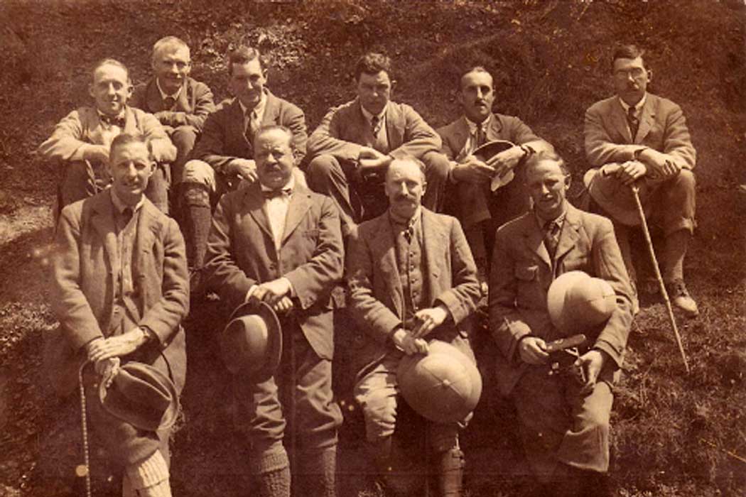 Члены экспедиции 1922 г. Генерал Чарльз Брюс в первом ряду, в бабочке . 