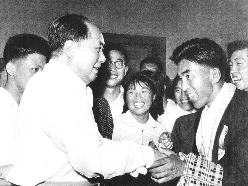 Мао поздравляет